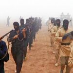 Milicianos del Estado Islámico durante ejercicios de entrenamiento en Raqa