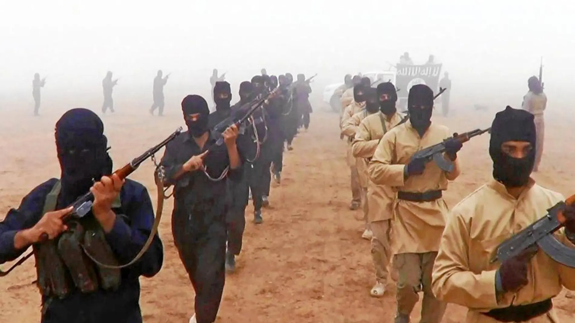 Milicianos del Estado Islámico durante ejercicios de entrenamiento en Raqa