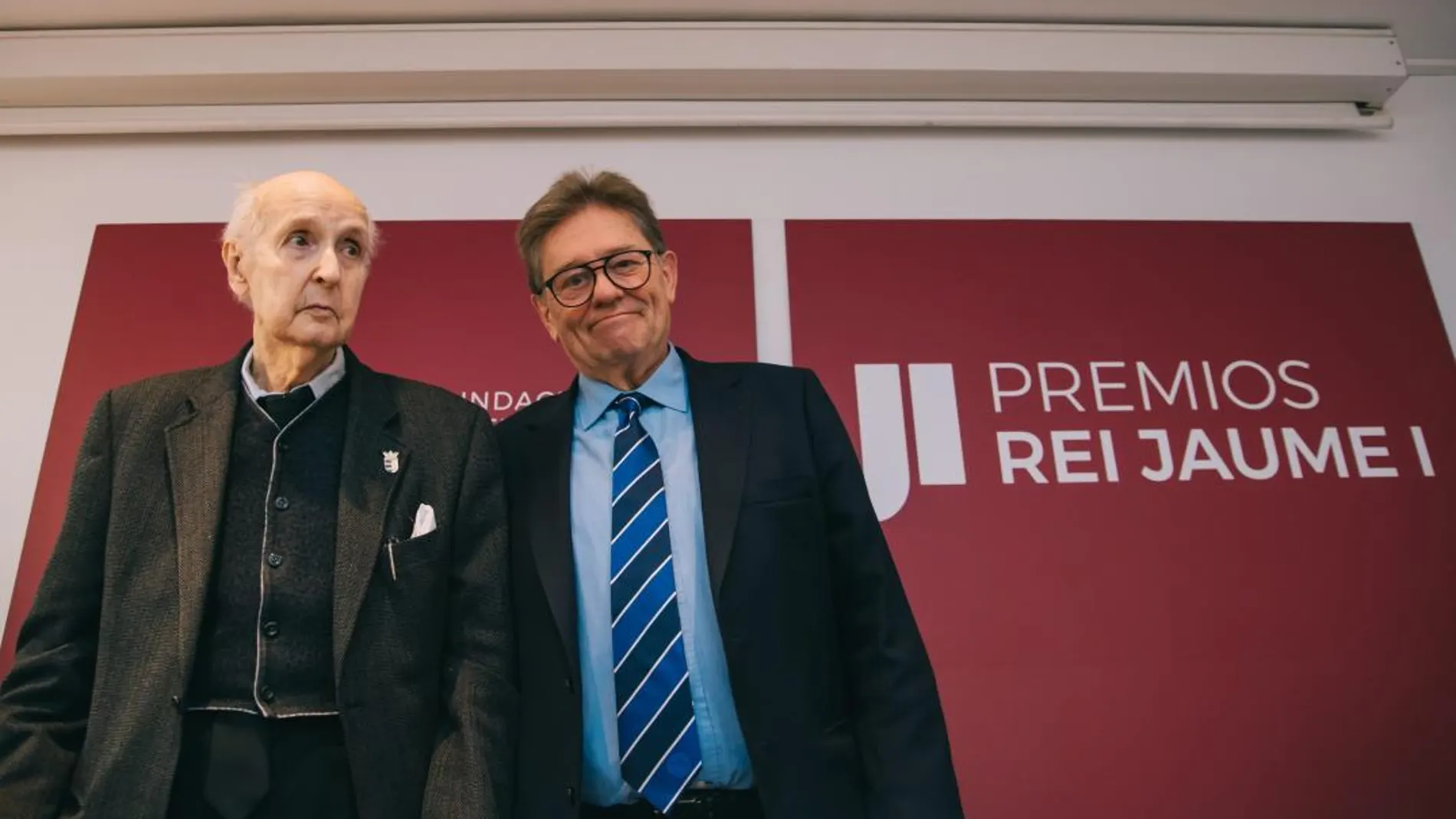 Kike Taberner. El presidente ejecutivo de la Fundación Premios Rey Jaume I, Javier Quesada (dcha), junto al presidente fundador, Santiago Grisolía