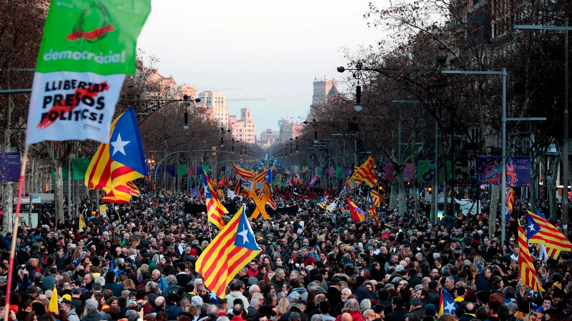 Miles de personas abarrotan la Diagonal de Barcelona este jueves en la manifestación de la jornada de huelga general. EFE/Marta Pérez