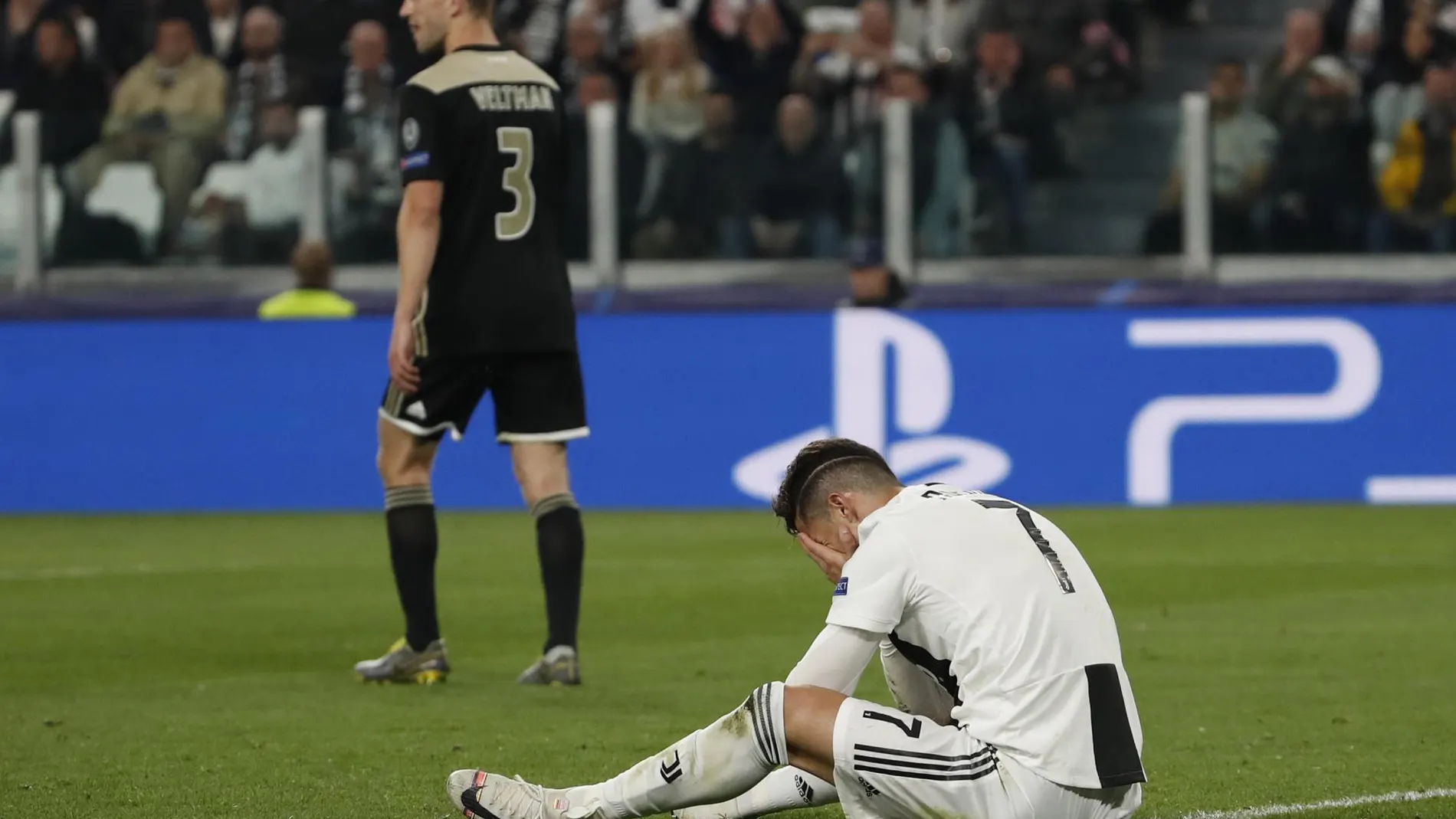 Cristiano Ronaldo se lamenta después de una ocasión fallada