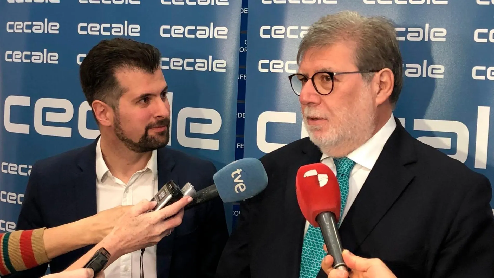 El secretario autonómico del PSOE y candidato a la Presidencia de la Junta, Luis Tudanca, conversa con el presidente de Cecale, Santiago Aparicio