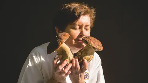 María Luisa Banzo, en la cocina del restaurante que regenta en Madrid mientras comprueba el aroma de los boletus, que recibe a diario. Foto: Alberto R. Roldán
