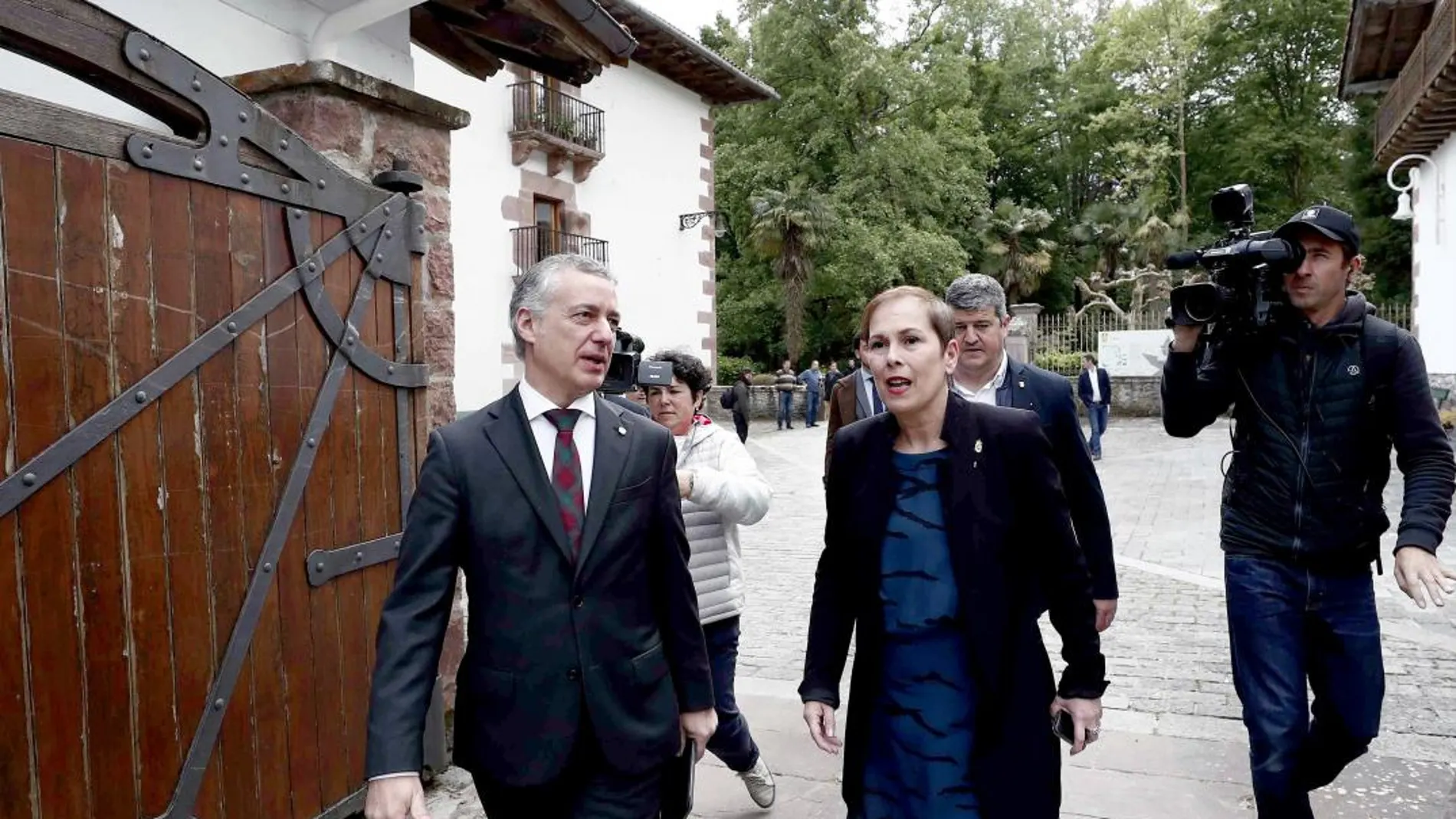 La presidenta de Navarra, Uxue Barkos, y el lehendakari, Iñigo Urkullu, tras la declaración institucional en el Señorio de Bertiz/Efe