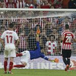 El capitán del Sevilla, Vicente Iborra , que hace de portero, no puede parar el penalti lanzado por el delantero del Athletic de Bilbao, Aritz Aduriz