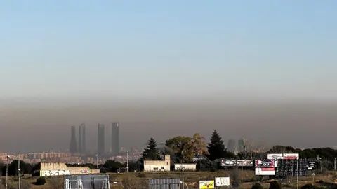 Los niveles de dióxido de nitrógeno volvieron a dispararse ayer con seis estaciones por encima de los 200 microgramos por metro cúbico durante dos horas seguidas