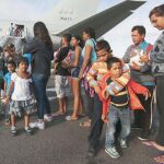 Un grupo de venezolanos espera para ingresar a un avión en el aeropuerto de Boa Vista (Brasil) / Efe