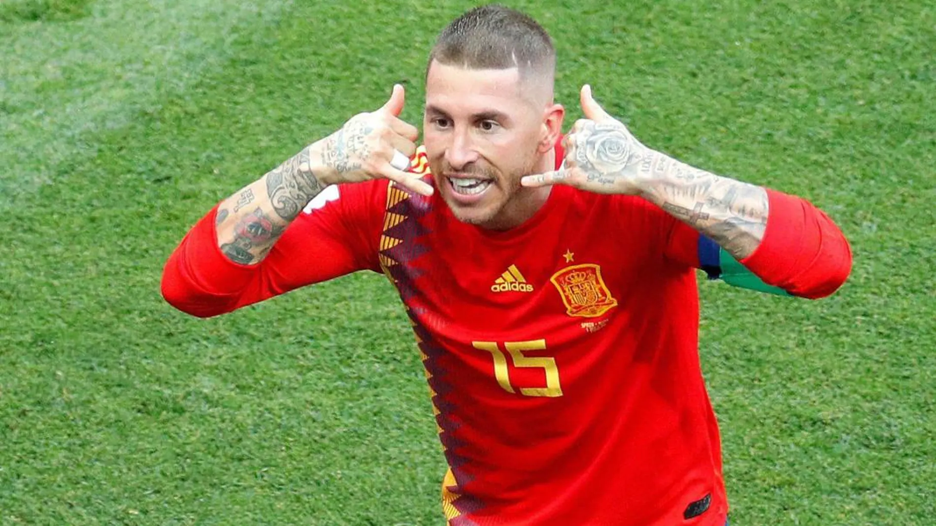 Sergio Ramos celebra un gol con España