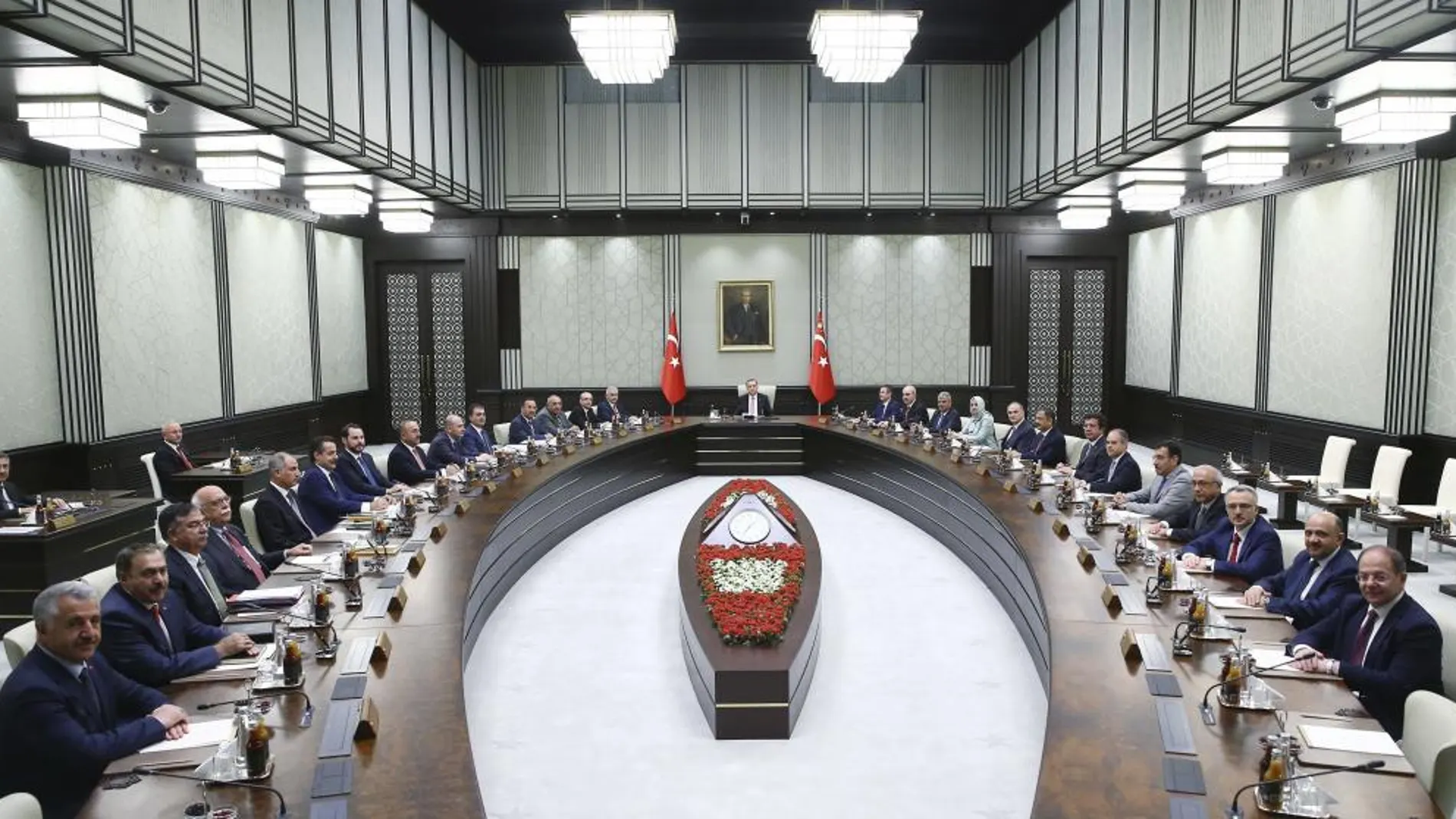 El presidente turco, Recep Tayyip Erdogan, preside la reunión de su gabinete