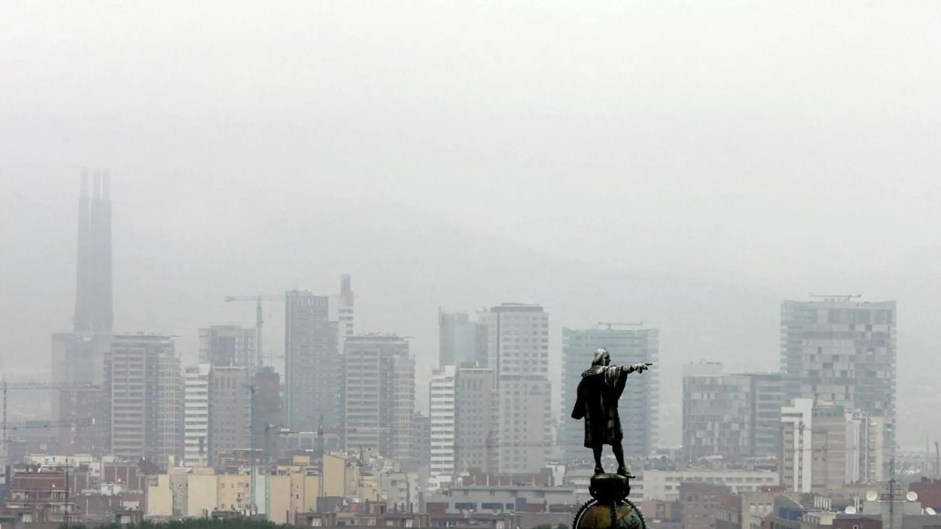 La ciudad de Barcelona, con la estatua de Colón en primer plan