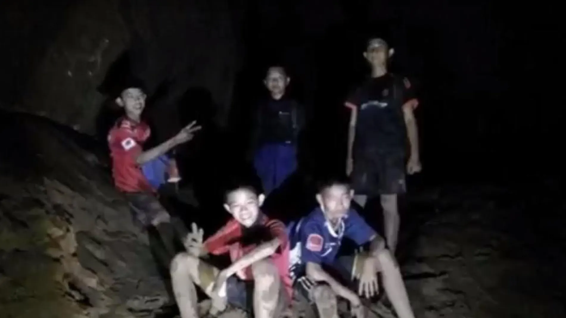Imagen de los niños dentro de la cueva en diciembre de 2016