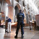 Un policía hace guardia en la catedral de Notre Dame de París durante la misa por el sacerdote asesinado en Ruán