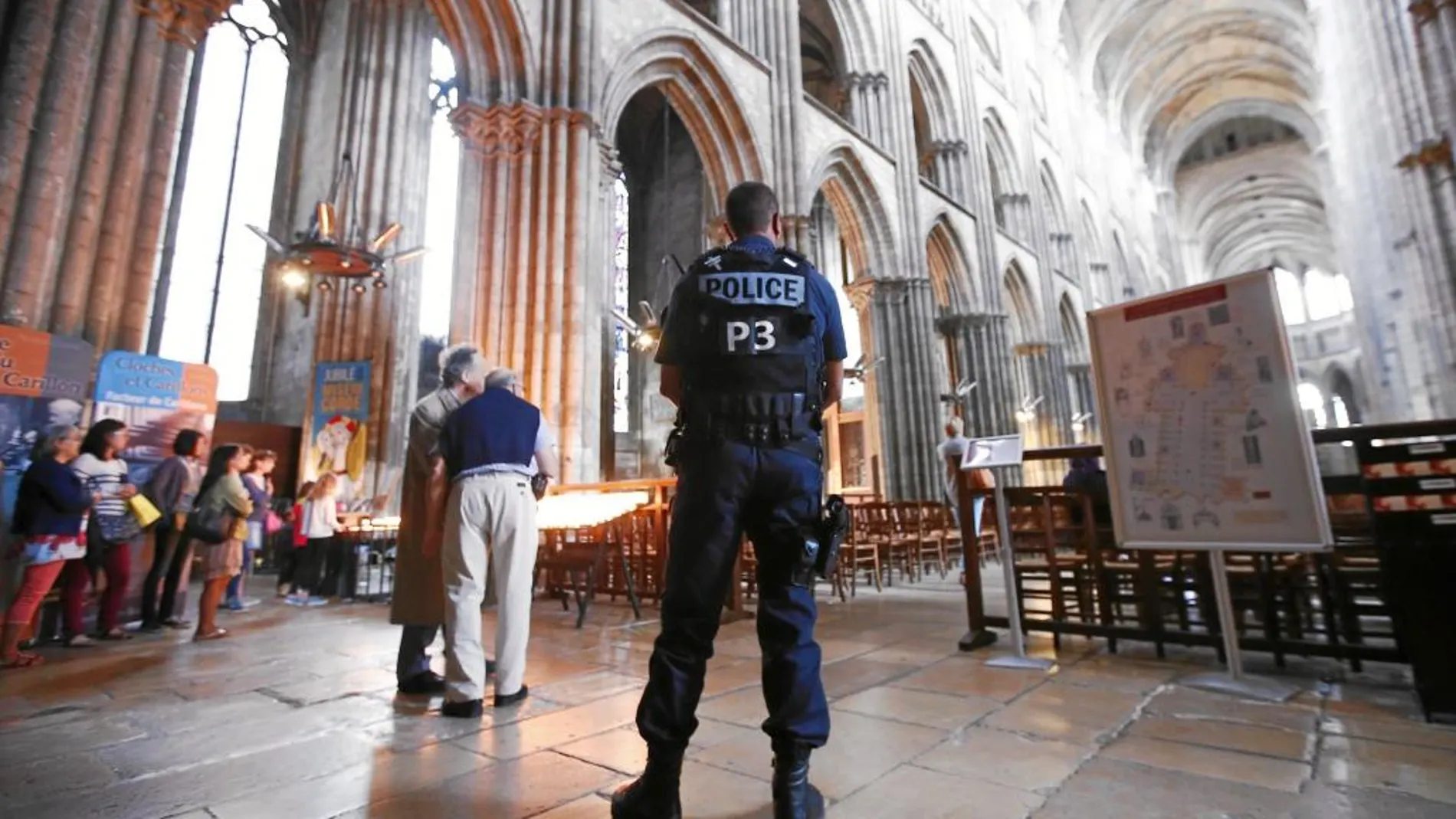 Un policía hace guardia en la catedral de Notre Dame de París durante la misa por el sacerdote asesinado en Ruán