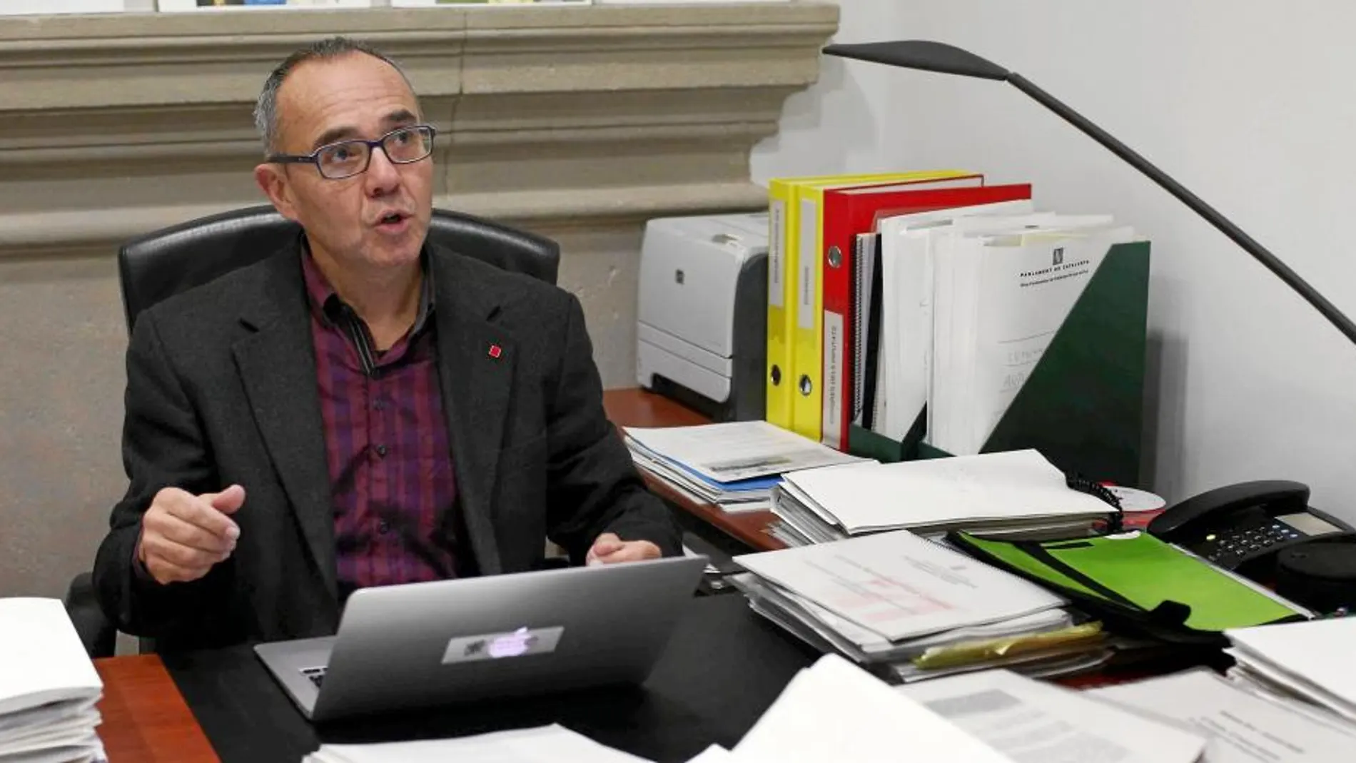 El portavoz parlamentario de Catalunya Sí que es Pot (CSQEP), Joan Coscubiela, en su despacho