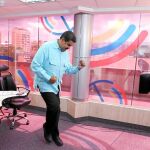 El presidente de Venezuela, Nicolás Maduro, baila durante su programa de radio en el Palacio de Miraflores