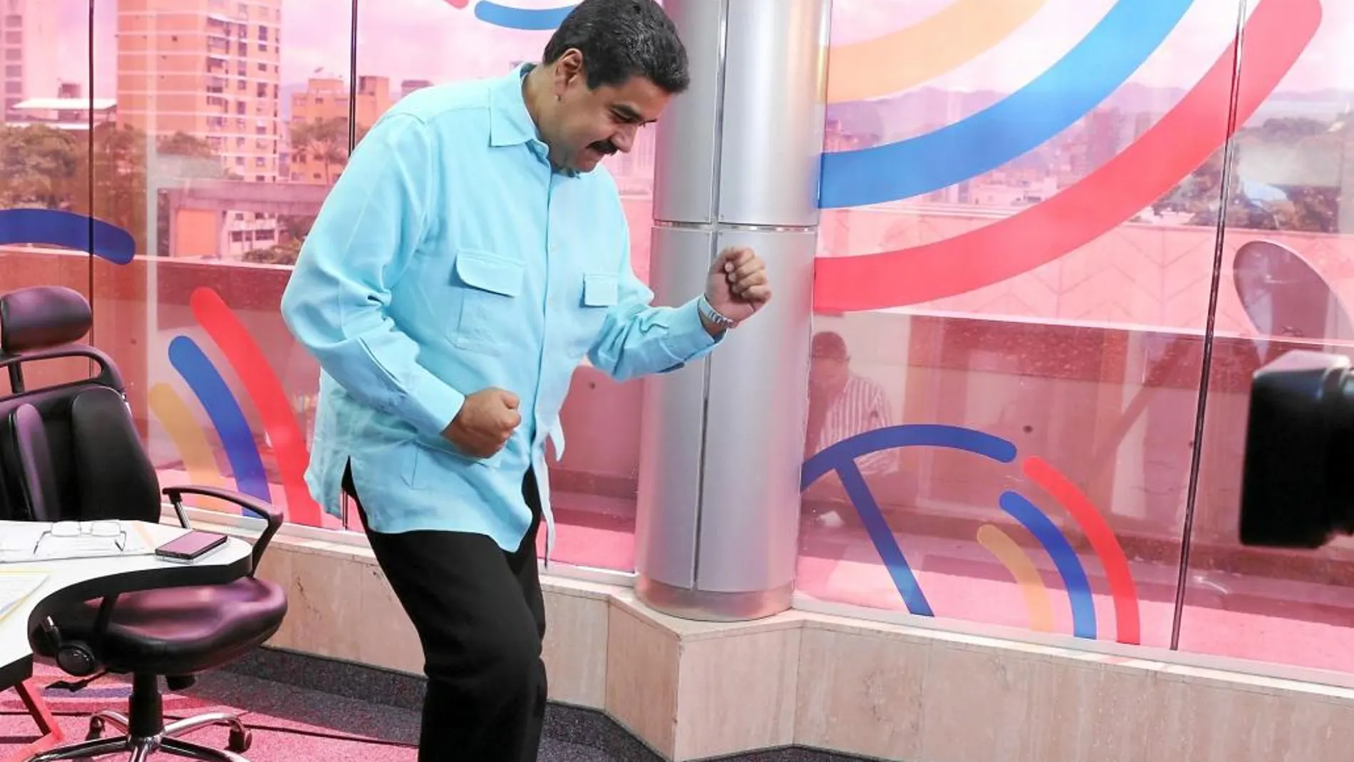 El presidente de Venezuela, Nicolás Maduro, baila durante su programa de radio en el Palacio de Miraflores