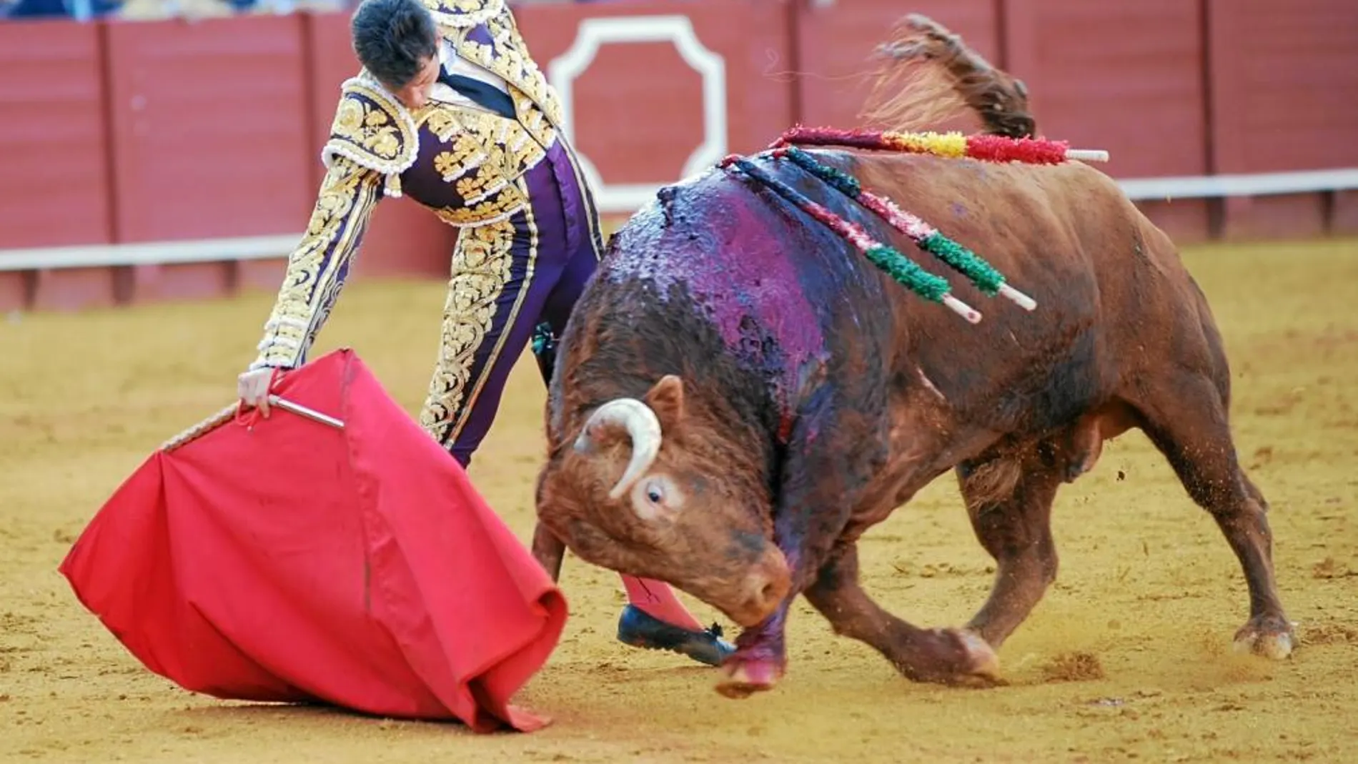 Derechazo de Luque al sexto, sobrero con el hierro de Parladé