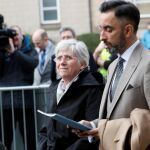 Clara Ponsati, junto a su abogado, a su llegada a una comisaría en Edimburgo