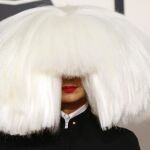 Sia posa para los fotógrafos en un evento