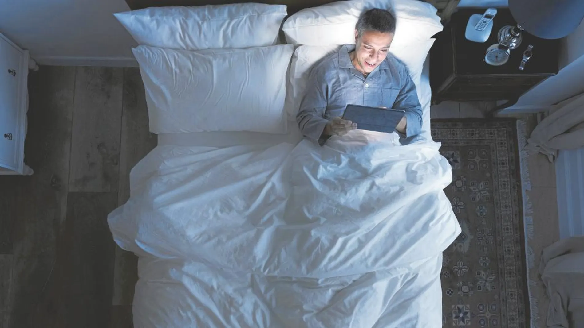 Insomnio tecnológico: La luz azul de los dispositivos anula la melatonina e impide conciliar el sueño