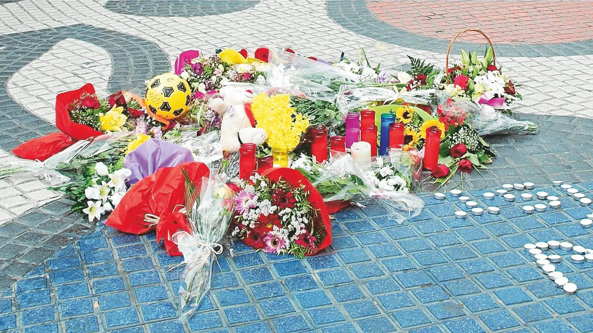 Ofrendas florales en Las Ramblas de Barcelona en recuerdo de las víctimas de los atentados yihadistas de agosto de 2017