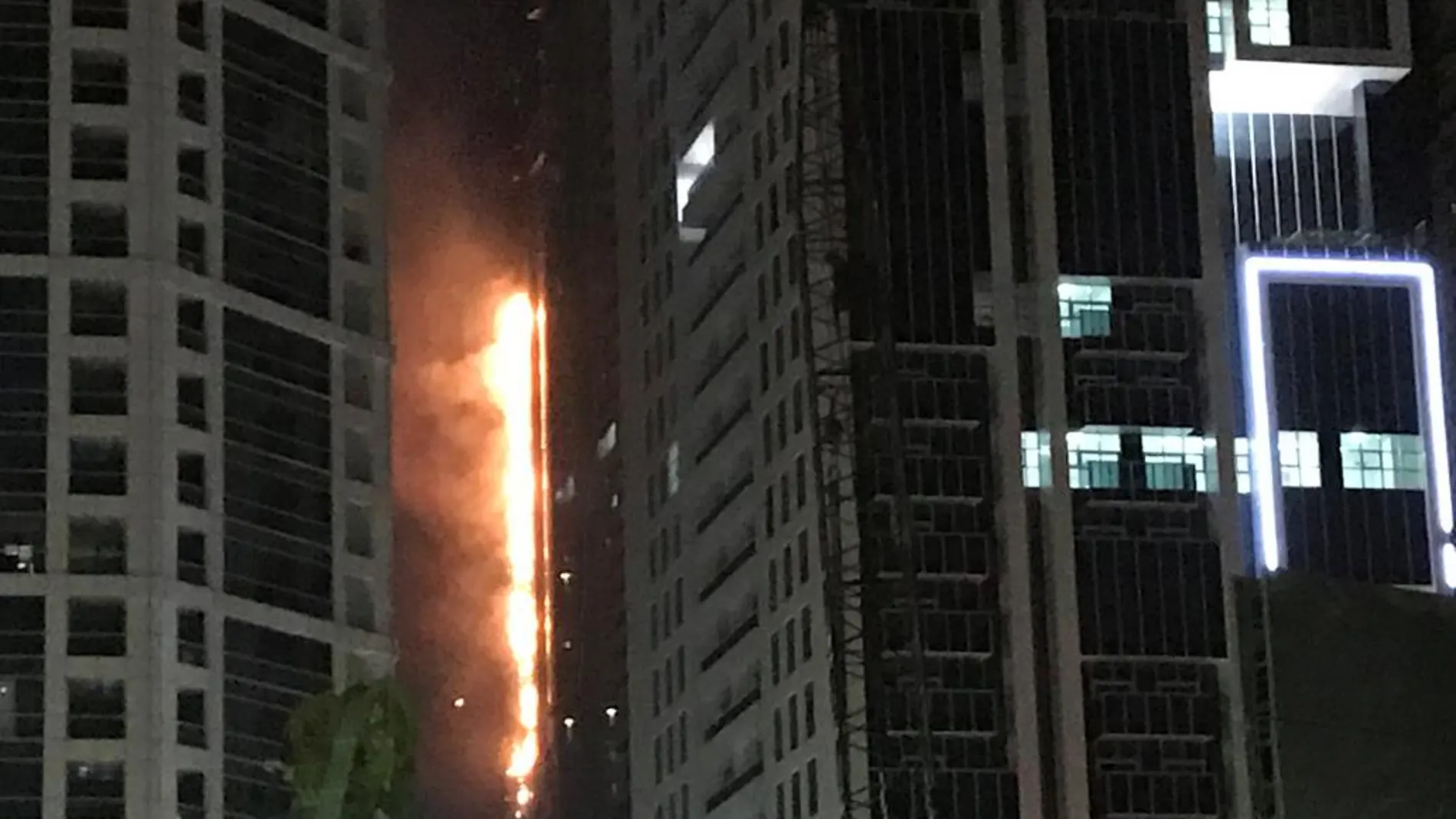 Las llamas han obligado a desalojar el edificio