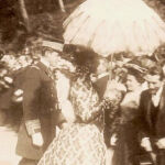 Alfonso XIII, junto a la reina María Cristina, que decidió su nombre, en una recepción