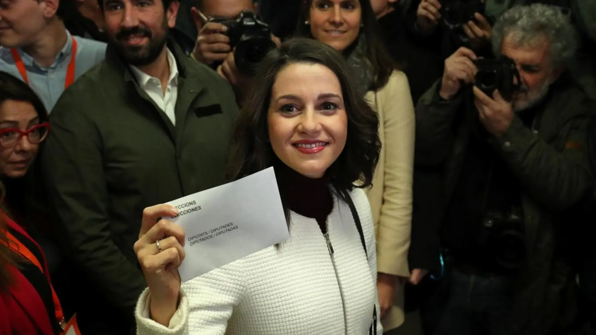 La candidata de Ciudadanos a la Presidencia de la Generalitat, Inés Arrimadas, ejerce su derecho a voto en el colegio electoral Ausiàs March del barrio de Les Corts