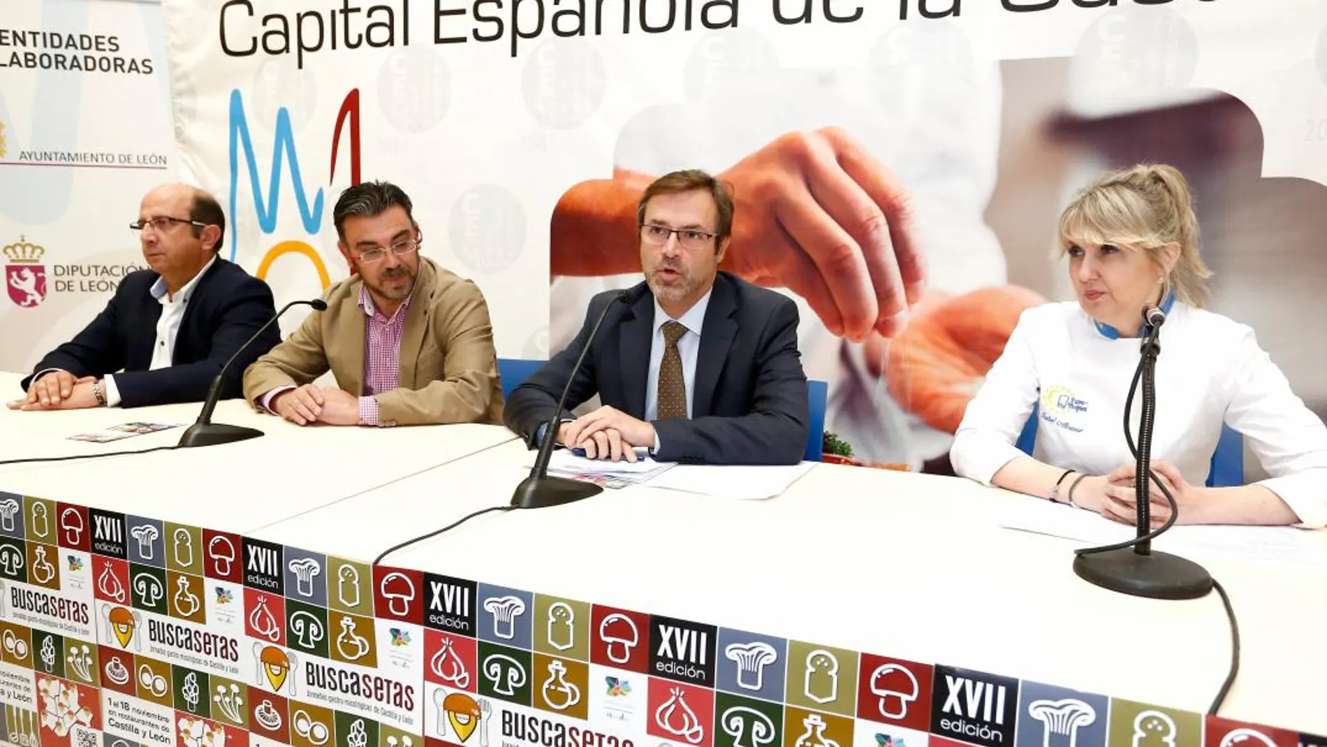 El director general de Turismo, Javier Ramírez (2D), y el concejal de Comercio, Consumo y Fiestas de León, Pedro Llamas (2I), presentan las XVII Jornadas Gastro-micológicas ‘Buscasetas’. Junto a ellos, el vicepresidente de la Diputación, Francisco Castañón y la delegada de Eurotoques Castilla y León, Isabel Álvarez