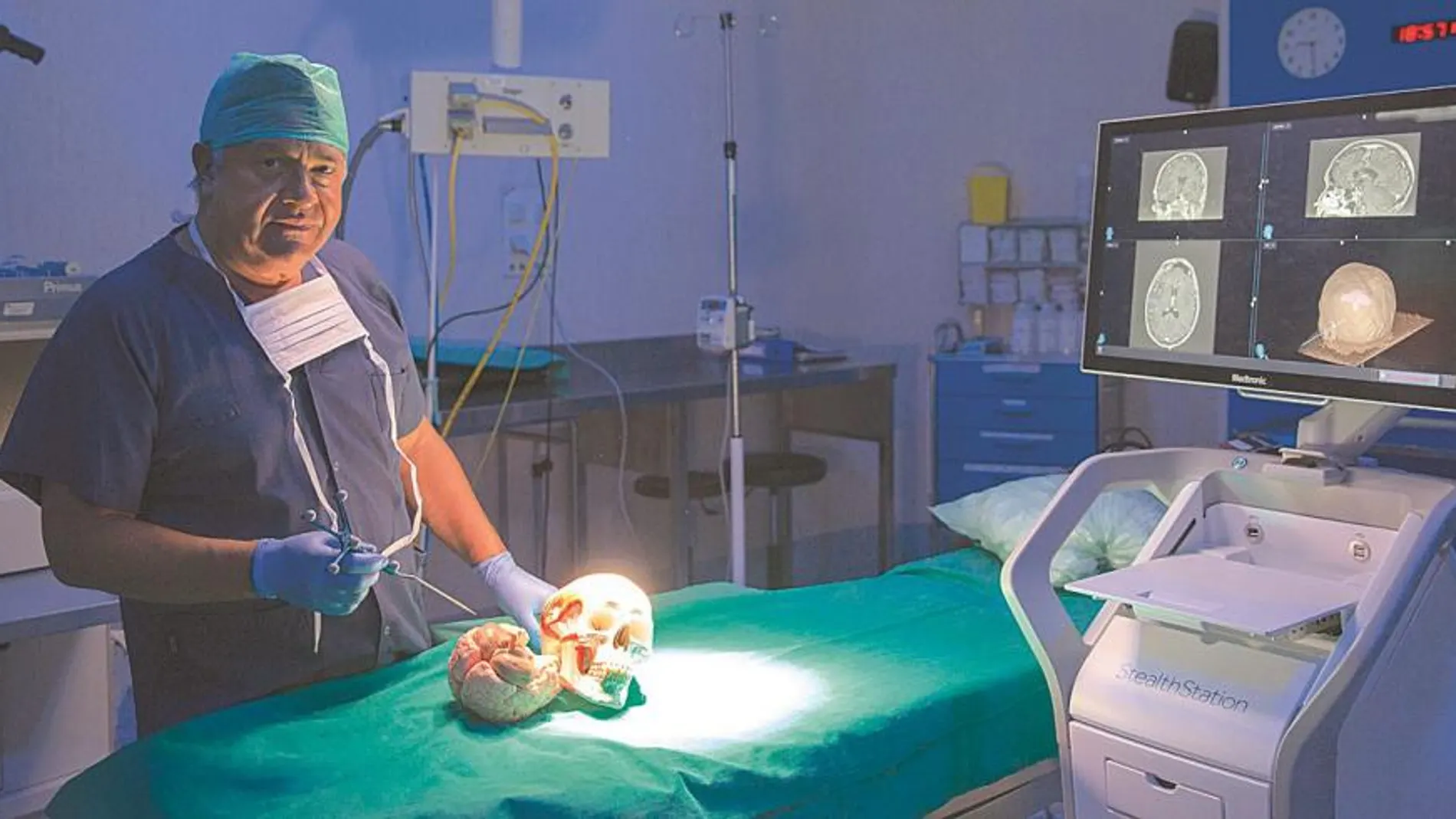 El doctor Santos, jefe de Equipo de Neurocirugía del Hospital Ruber Juan Bravo de Madrid, con el neuronavegador de última generación / Foto: Javier Fernández-Largo