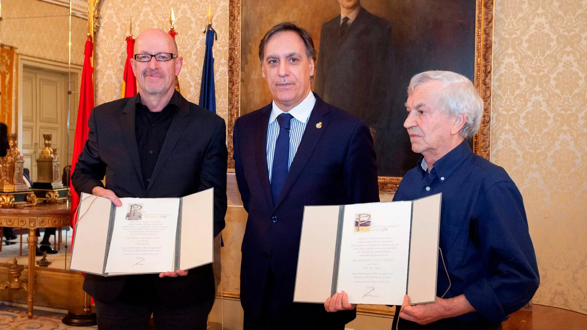 El alcalde Carlos García Carbayo con los premiados, Servando Cano y Ángel Aguado