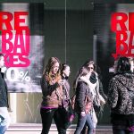 La nueva ley de comercio que prepara el Govern liberaliza las rebajas y permite los descuentos durante todo el año.