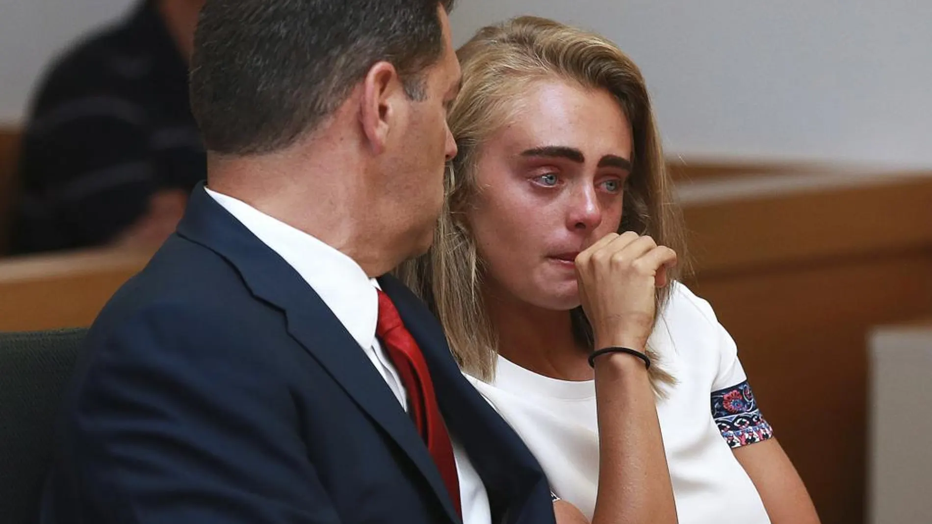 Michelle Carter escucha la sentencia del juez