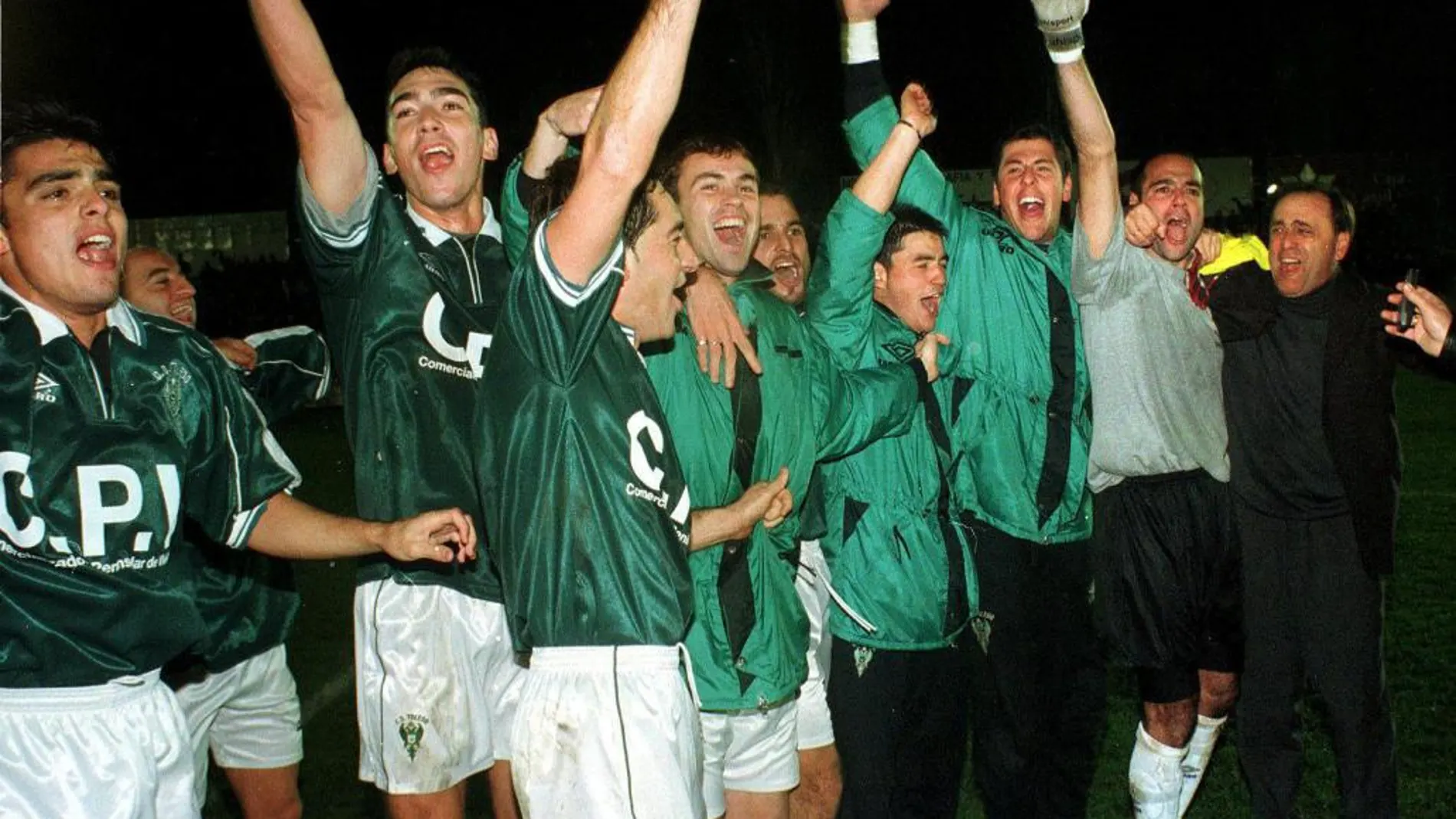 Imagen de archivo de los jugadores del Toledo celebrando la victoria frente al Real Madrid por 2-1 en la Copa del Rey el 12 de diciembre del 2000