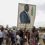 Seguidores del líder de la principal coalición opositora, la Súper Alianza Nacional (NASA), y candidato presidencial, Raila Odinga, celebran la decisión de celebrar nuevos comicios adoptada por el Tribunal Supremo en Nairobi (Kenia).