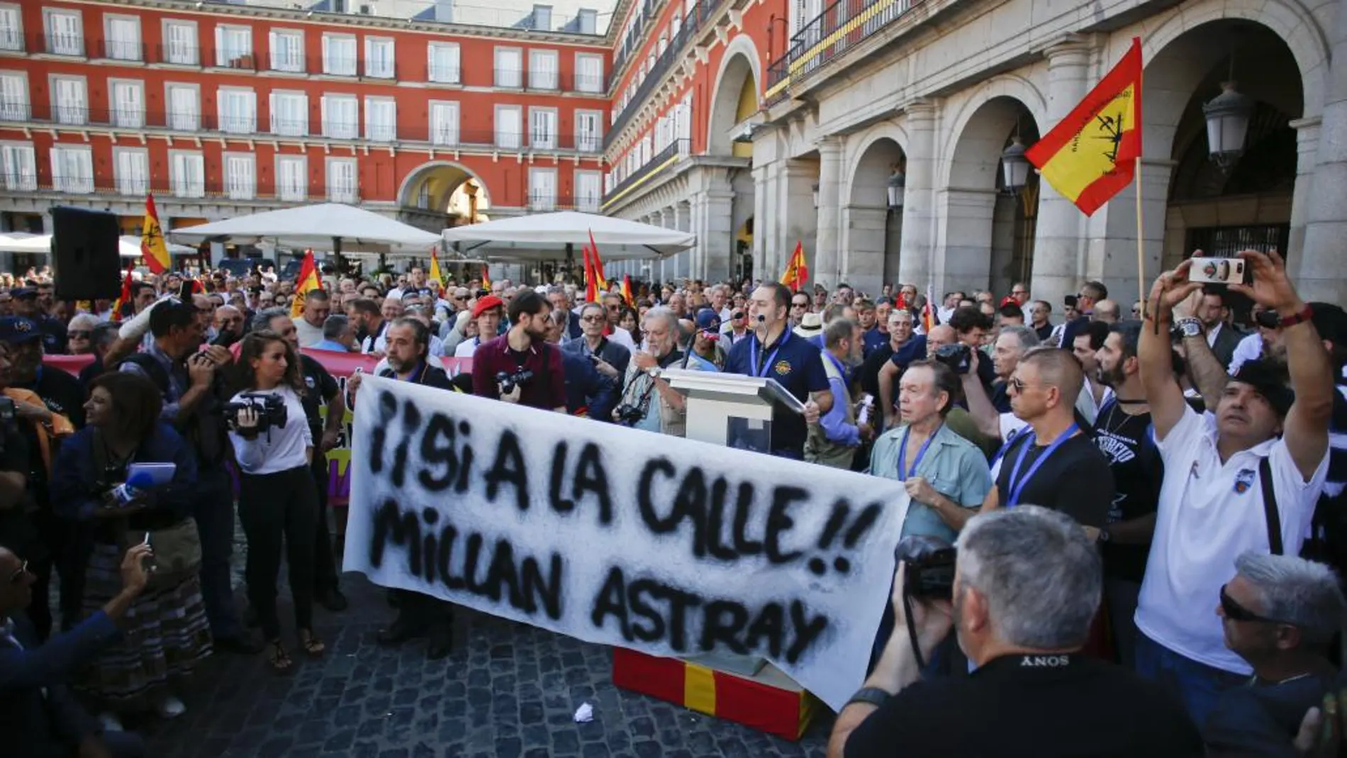 Pancarta con el lema "Sí a la calle Millán Astray"