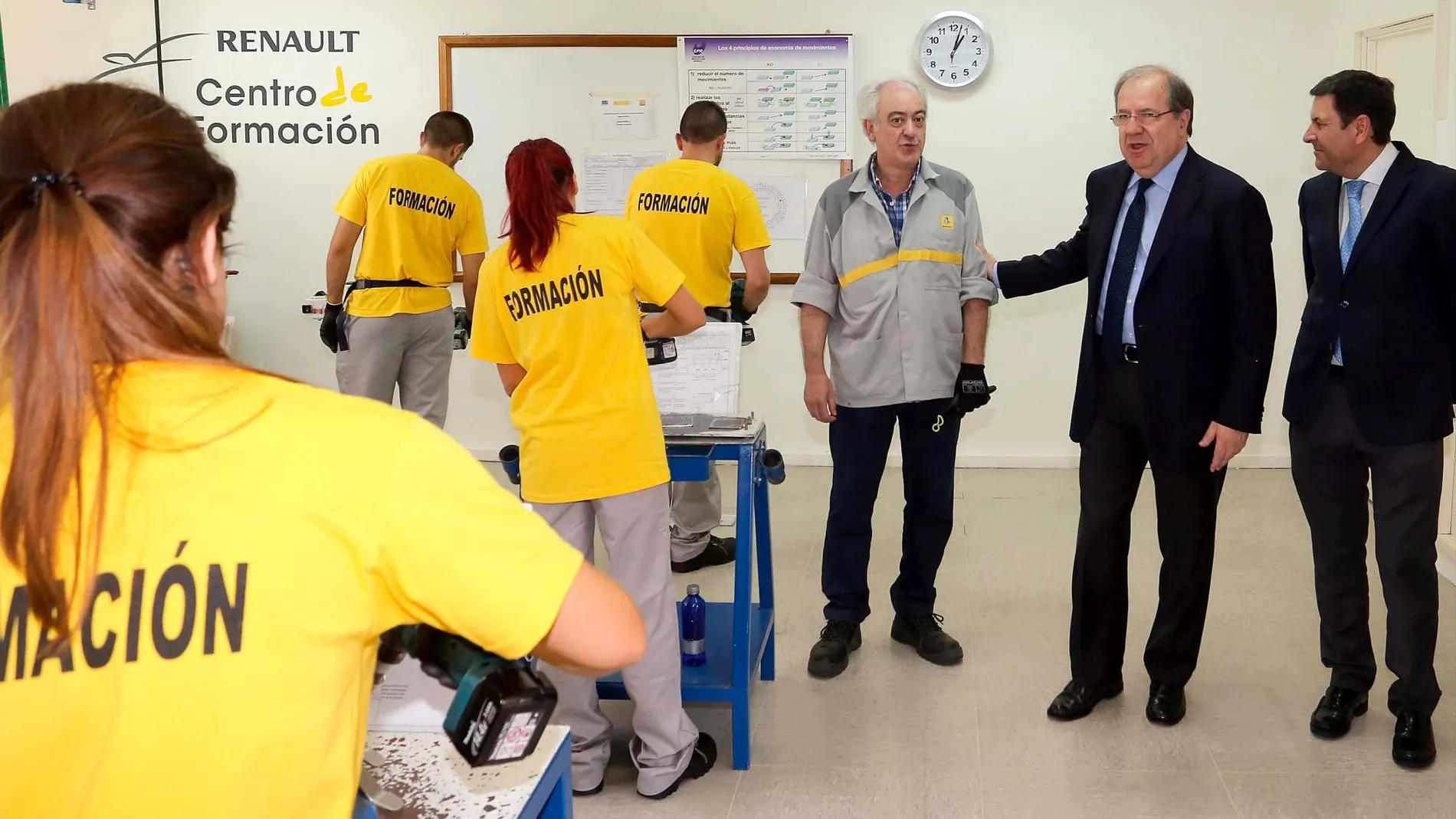 El presidente de la Junta de Castilla y León, Juan Vicente Herrera, junto al consejero de Empleo, Carlos Fernández Carriedo, visitan un Centro de Formación de Renault