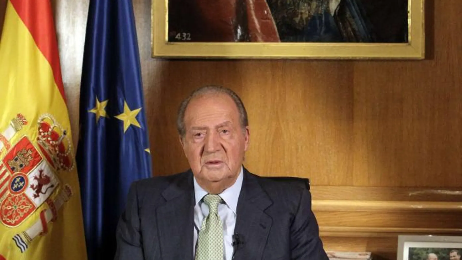 El Monarca pronuncia su mensaje de abdicación desde su despacho en el Palacio de la Zarzuela el 2 de junio de 2014.