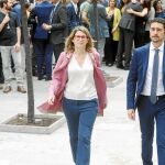 El conseller de Territori, Damià Calvet, junto a Elsa Artadi/ Miquel González