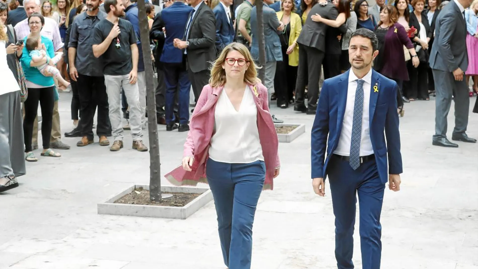 El conseller de Territori, Damià Calvet, junto a Elsa Artadi/ Miquel González