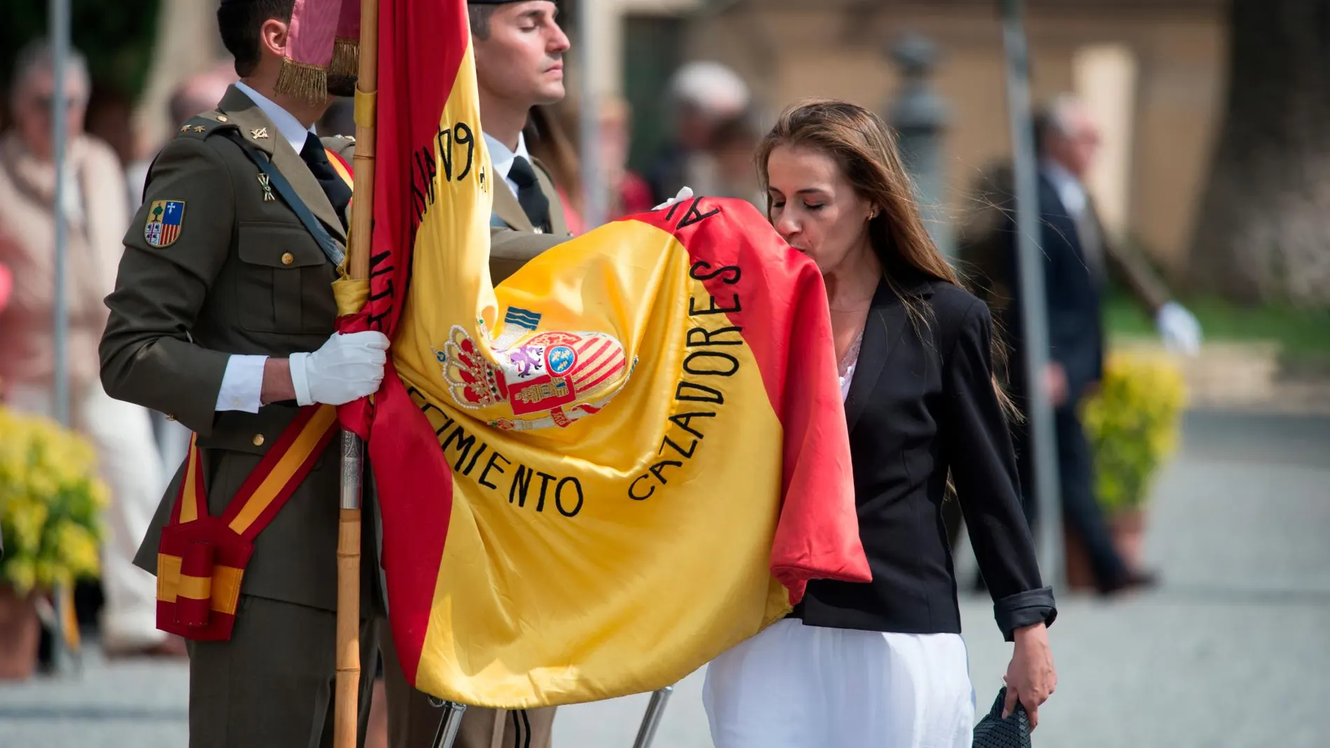 Una mujer jura bandera en Barcelona en un acto celebrado en 2019