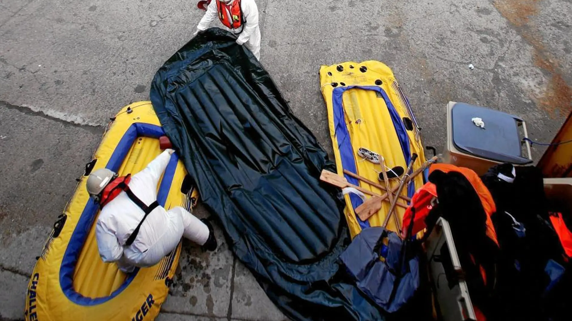 Personal de Salvamento Marítimo sube a tierra tres barcas hinchables en las que viajaban inmigrantes
