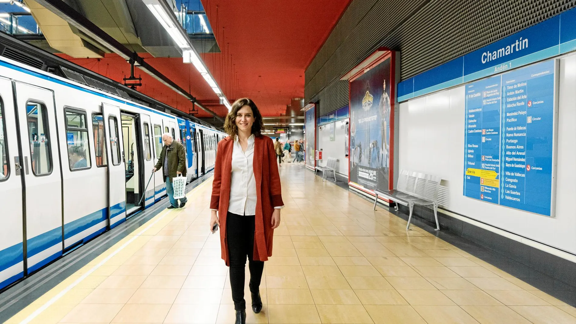 La candidata del PP, Isabel Díaz Ayuso, en la estación de metro que recorre su distrito. Foto: David Jar