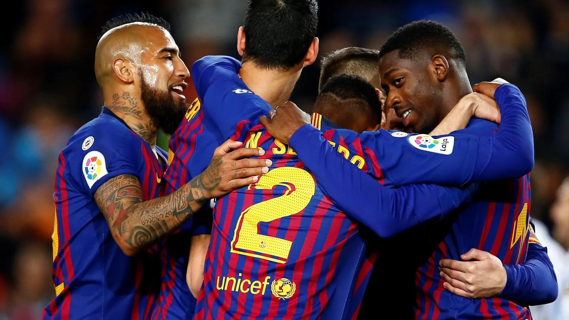 Los jugadores del Barcelona celebran uno de los goles que marcaron a la Real