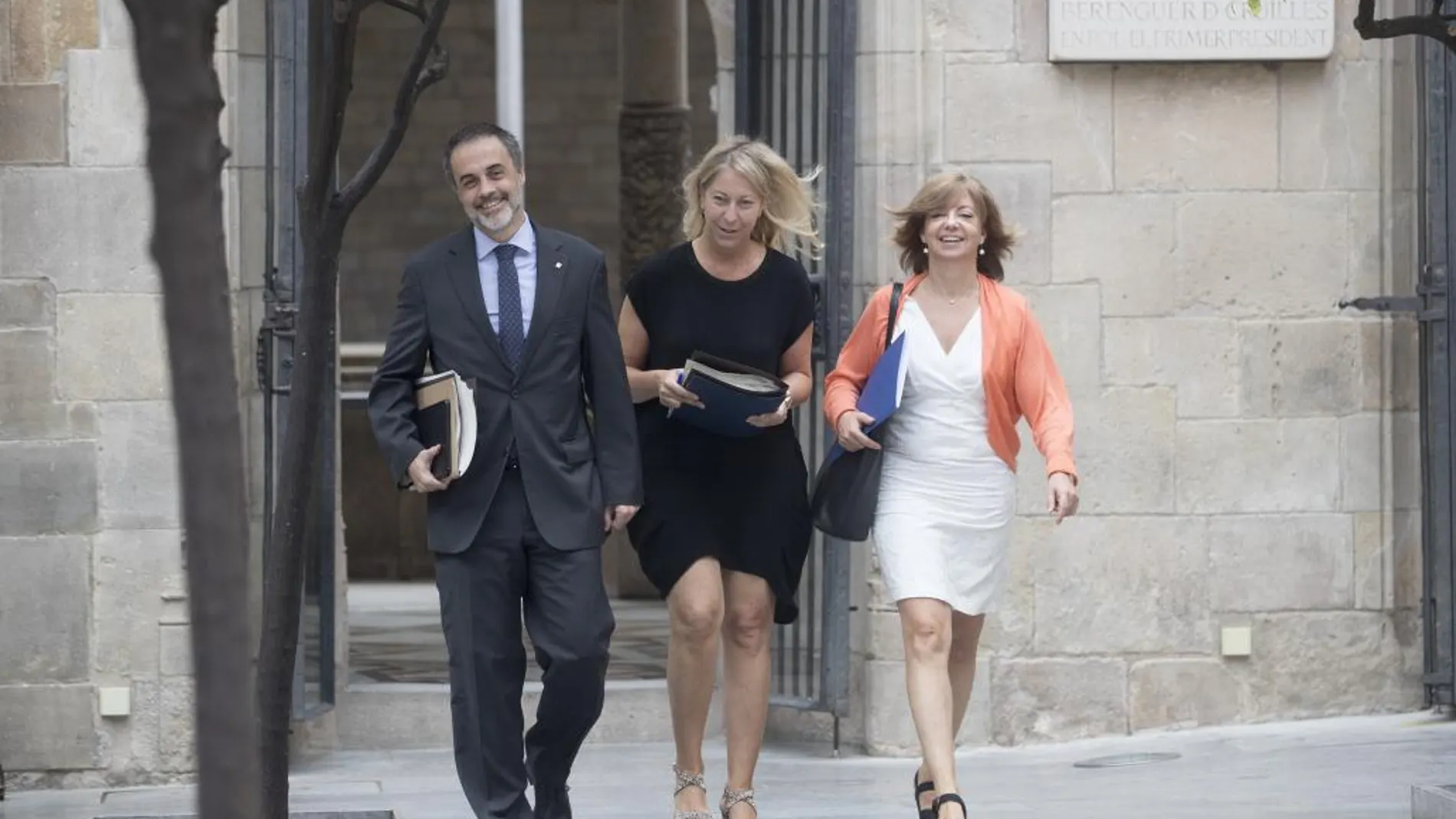 La consellera portavoz, Neus Munté (c), junto a la consellera de Governació, Meritxell Borrás (d), y el secretario del Govern, Joan Vidal (i)