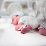 Las dos niñas nacieron con cinco horas de diferencia y estuvieron en la incubadora