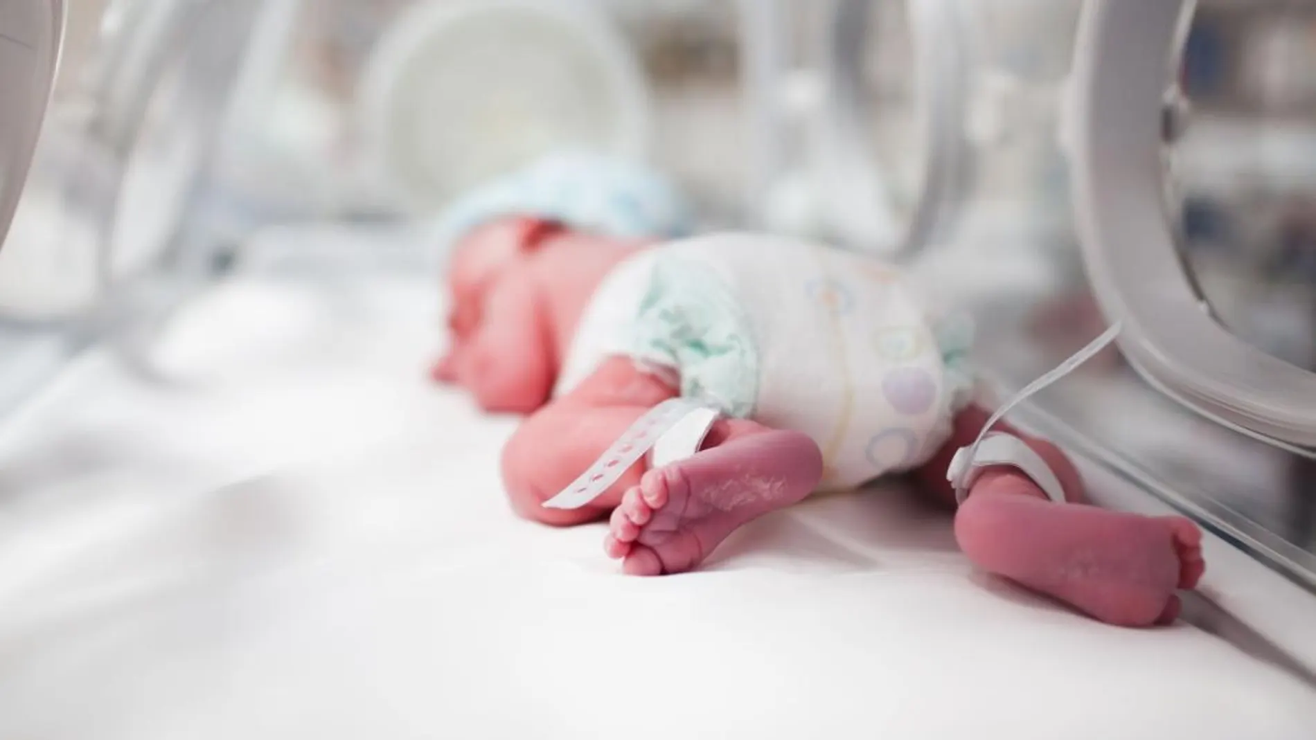 Las dos niñas nacieron con cinco horas de diferencia y estuvieron en la incubadora