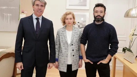 El presidente, Ángel Garrido, junto con la productora María del Puy Alvarado y el director Rodrigo Sorogoyen