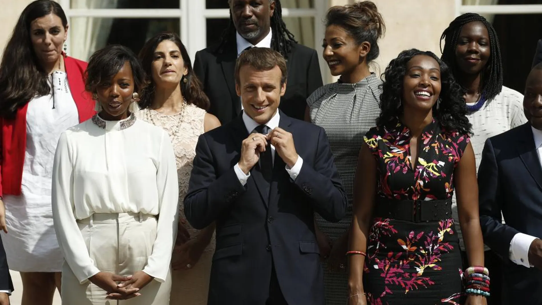 Emmanuel Macron conlos miembros del Consejo Presidencial encargados de las relaciones con África.
