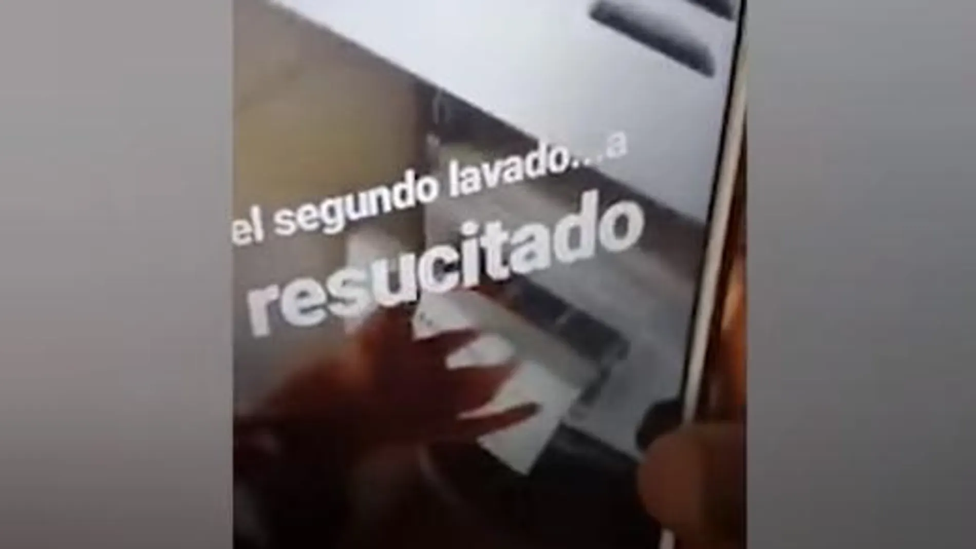 Captura del vídeo donde una mujer mata a una gato en la lavadora
